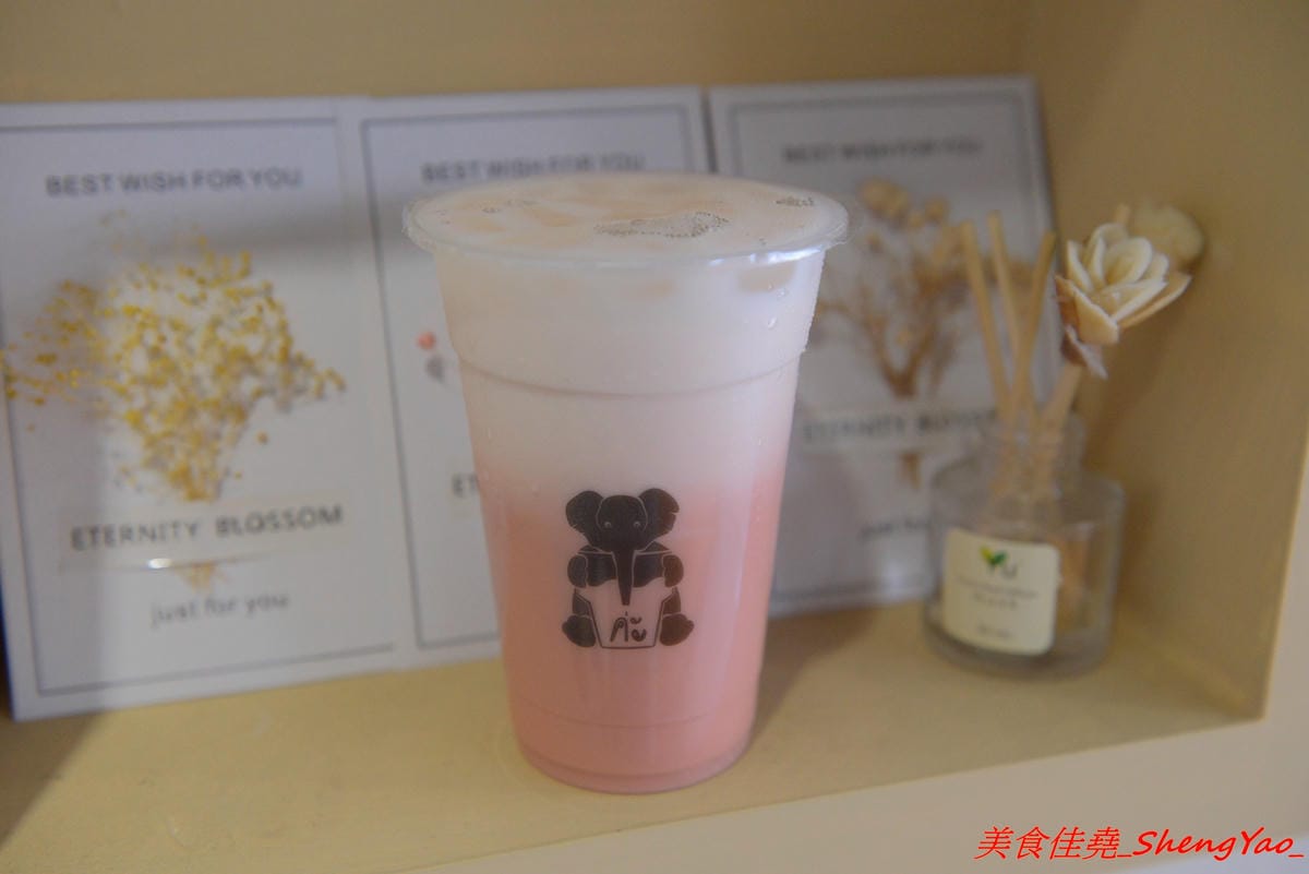 [台中大甲]呆呆賣泰 – 大甲第一間泰式茶飲專賣店,使用泰國茶葉,味道道地好喝,店裡有位子可以坐著喝,還有充滿泰式風情的佈置和裝飾小物非常適合拍照,好多好多大象整個超療癒的。(已歇業)