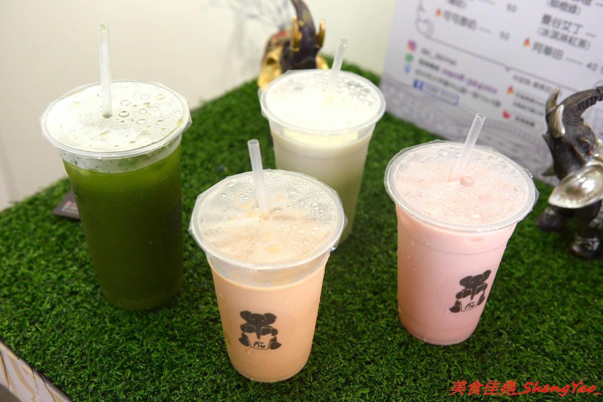[台中大甲]呆呆賣泰 – 大甲第一間泰式茶飲專賣店,使用泰國茶葉,味道道地好喝,店裡有位子可以坐著喝,還有充滿泰式風情的佈置和裝飾小物非常適合拍照,好多好多大象整個超療癒的。(已歇業)