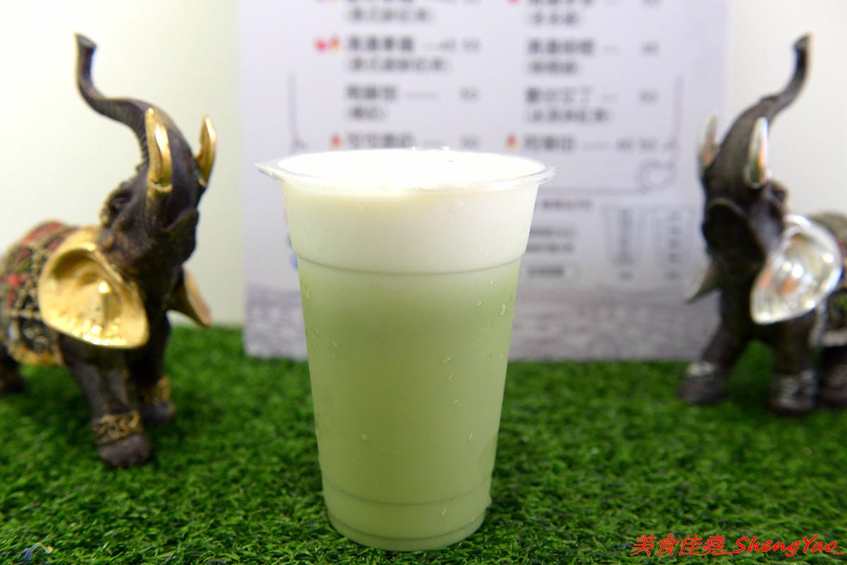 [台中大甲]呆呆賣泰 – 大甲第一間泰式茶飲專賣店,使用泰國茶葉,味道道地好喝,店裡有位子可以坐著喝,還有充滿泰式風情的佈置和裝飾小物非常適合拍照,好多好多大象整個超療癒的。(已歇業)