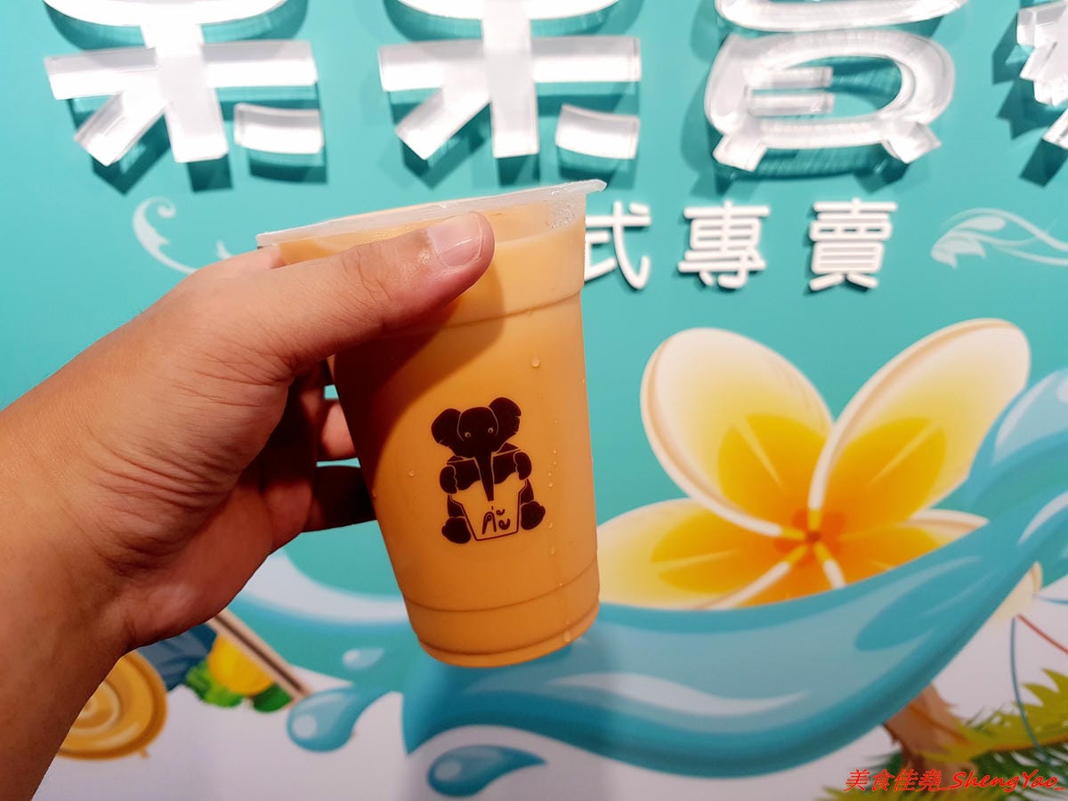 [台中大甲]呆呆賣泰 – 大甲第一間泰式茶飲專賣店,使用泰國茶葉,味道道地好喝,店裡有位子可以坐著喝,還有充滿泰式風情的佈置和裝飾小物非常適合拍照,好多好多大象整個超療癒的。(已歇業)