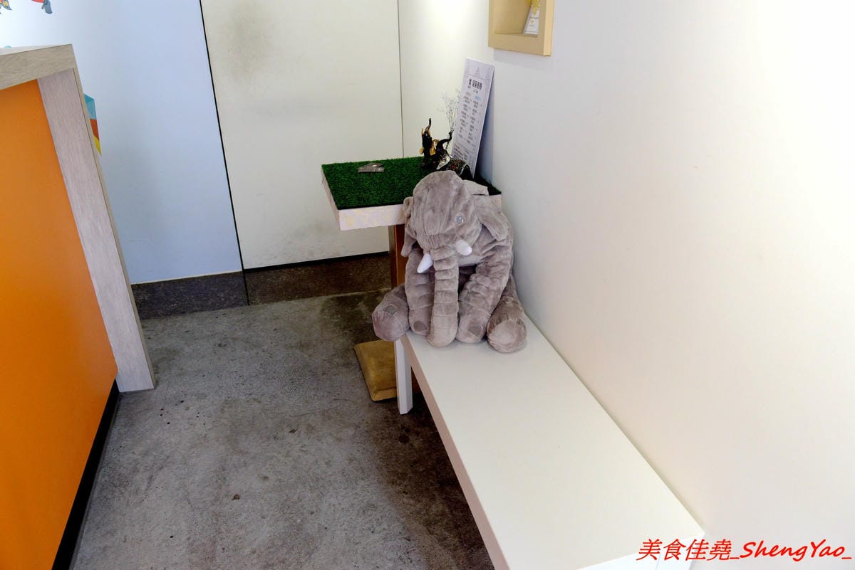 [台中大甲]呆呆賣泰 – 大甲第一間泰式茶飲專賣店,使用泰國茶葉,味道道地好喝,店裡有位子可以坐著喝,還有充滿泰式風情的佈置和裝飾小物非常適合拍照,好多好多大象整個超療癒的。(已歇業)
