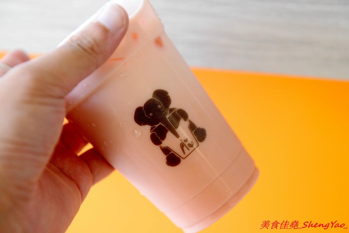[台中大甲]呆呆賣泰 – 大甲第一間泰式茶飲專賣店,使用泰國茶葉,味道道地好喝,店裡有位子可以坐著喝,還有充滿泰式風情的佈置和裝飾小物非常適合拍照,好多好多大象整個超療癒的。(已歇業)