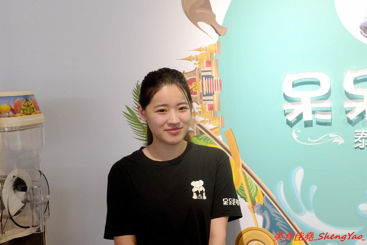 [台中大甲]呆呆賣泰 – 大甲第一間泰式茶飲專賣店,使用泰國茶葉,味道道地好喝,店裡有位子可以坐著喝,還有充滿泰式風情的佈置和裝飾小物非常適合拍照,好多好多大象整個超療癒的。(已歇業)