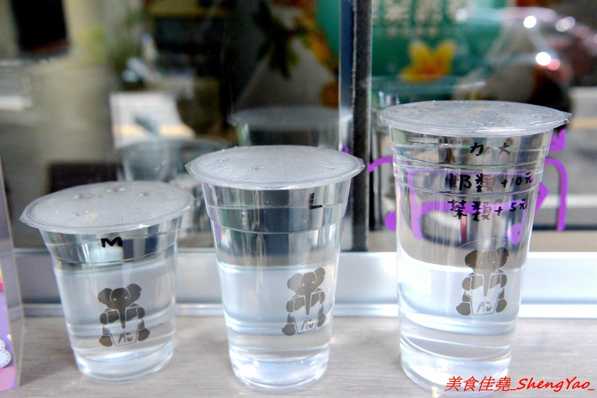 [台中大甲]呆呆賣泰 – 大甲第一間泰式茶飲專賣店,使用泰國茶葉,味道道地好喝,店裡有位子可以坐著喝,還有充滿泰式風情的佈置和裝飾小物非常適合拍照,好多好多大象整個超療癒的。(已歇業)