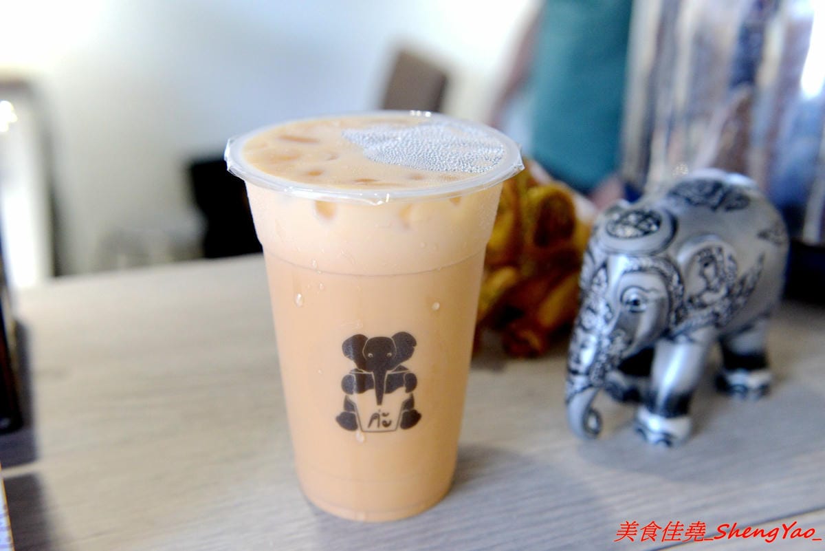 [台中大甲]呆呆賣泰 – 大甲第一間泰式茶飲專賣店,使用泰國茶葉,味道道地好喝,店裡有位子可以坐著喝,還有充滿泰式風情的佈置和裝飾小物非常適合拍照,好多好多大象整個超療癒的。(已歇業)