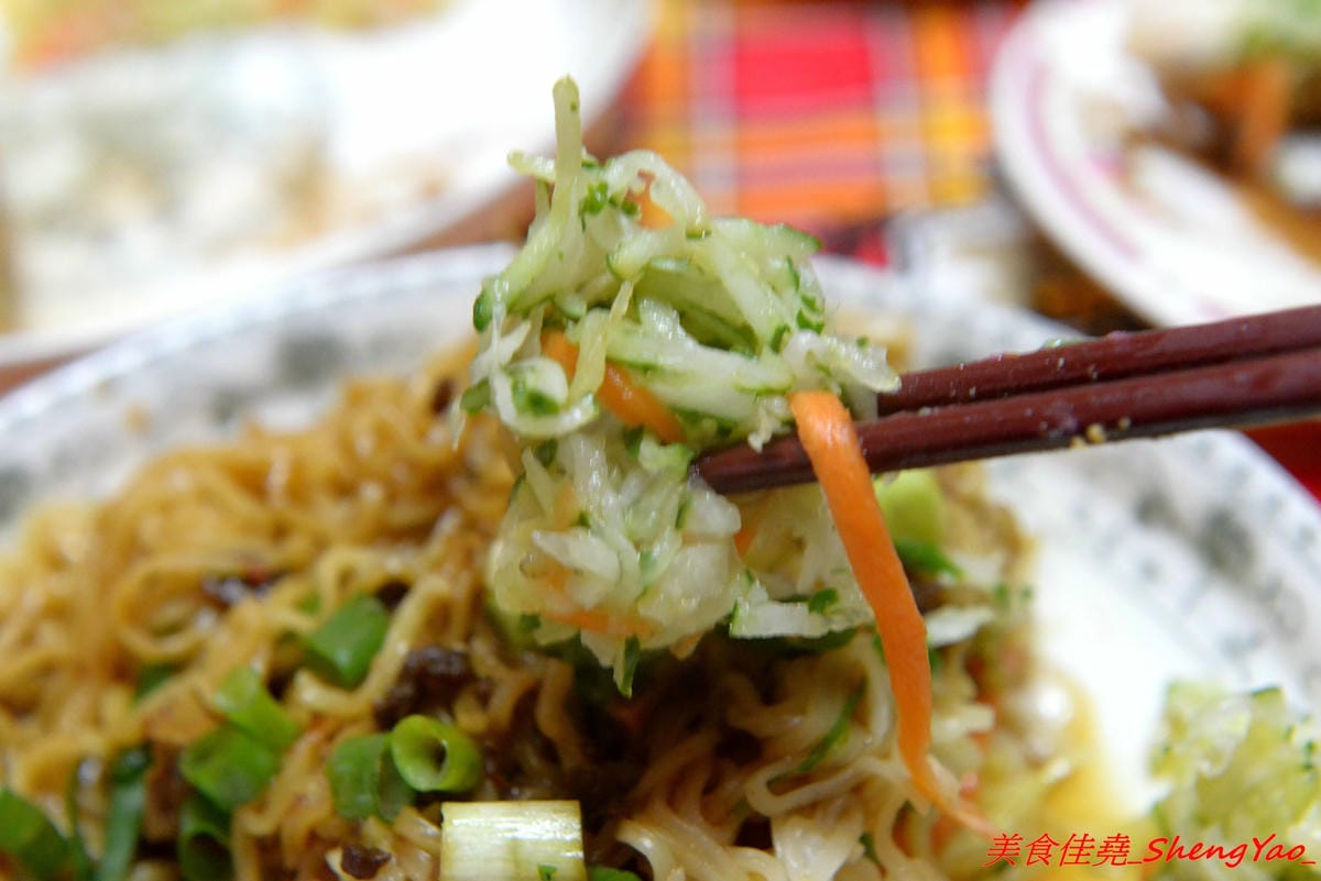 [台中清水]來來臭豆腐二訪最新MENU – 地表最狂臭豆腐,新MENU臭豆腐一共多達25口味,布丁百香果臭豆腐、巧克力牛奶臭豆腐、炸醬王子麵臭豆腐等多種奇特口味徹底顛覆你的想像。多家美食媒體節