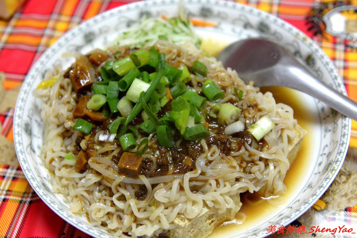[台中清水]來來臭豆腐二訪最新MENU – 地表最狂臭豆腐,新MENU臭豆腐一共多達25口味,布丁百香果臭豆腐、巧克力牛奶臭豆腐、炸醬王子麵臭豆腐等多種奇特口味徹底顛覆你的想像。多家美食媒體節