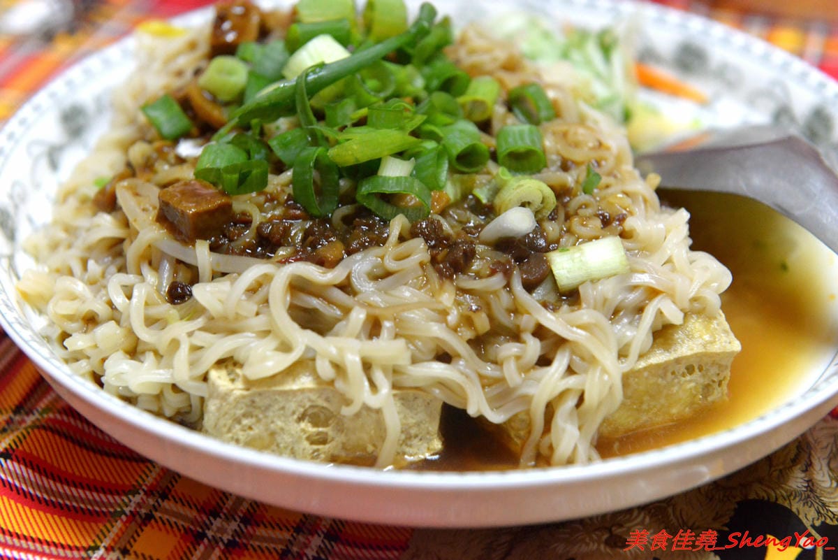 [台中清水]來來臭豆腐二訪最新MENU – 地表最狂臭豆腐,新MENU臭豆腐一共多達25口味,布丁百香果臭豆腐、巧克力牛奶臭豆腐、炸醬王子麵臭豆腐等多種奇特口味徹底顛覆你的想像。多家美食媒體節