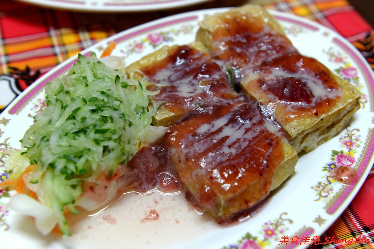 [台中清水]來來臭豆腐二訪最新MENU – 地表最狂臭豆腐,新MENU臭豆腐一共多達25口味,布丁百香果臭豆腐、巧克力牛奶臭豆腐、炸醬王子麵臭豆腐等多種奇特口味徹底顛覆你的想像。多家美食媒體節