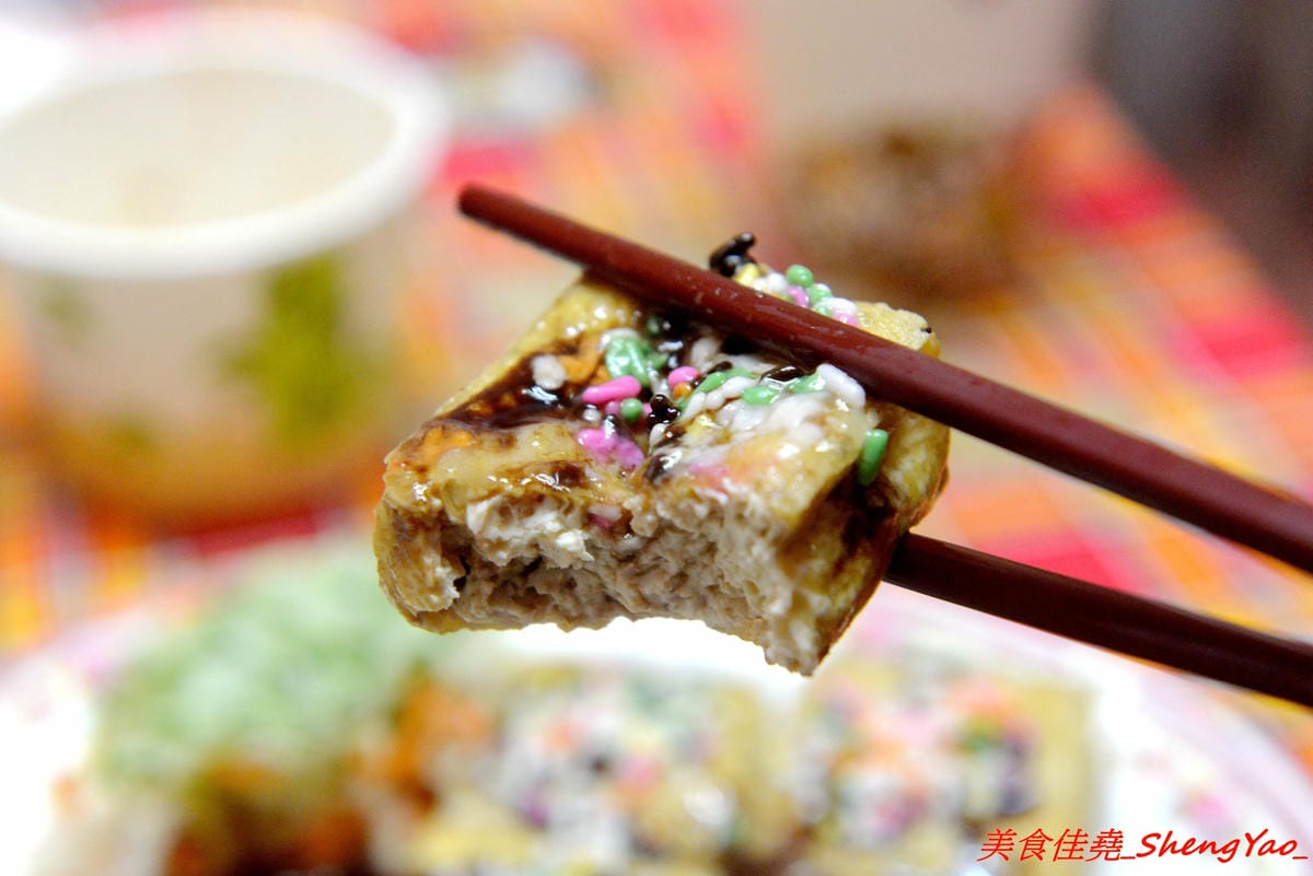[台中清水]來來臭豆腐二訪最新MENU – 地表最狂臭豆腐,新MENU臭豆腐一共多達25口味,布丁百香果臭豆腐、巧克力牛奶臭豆腐、炸醬王子麵臭豆腐等多種奇特口味徹底顛覆你的想像。多家美食媒體節
