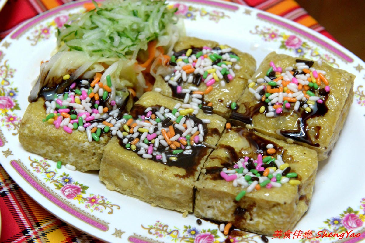 [台中清水]來來臭豆腐二訪最新MENU – 地表最狂臭豆腐,新MENU臭豆腐一共多達25口味,布丁百香果臭豆腐、巧克力牛奶臭豆腐、炸醬王子麵臭豆腐等多種奇特口味徹底顛覆你的想像。多家美食媒體節