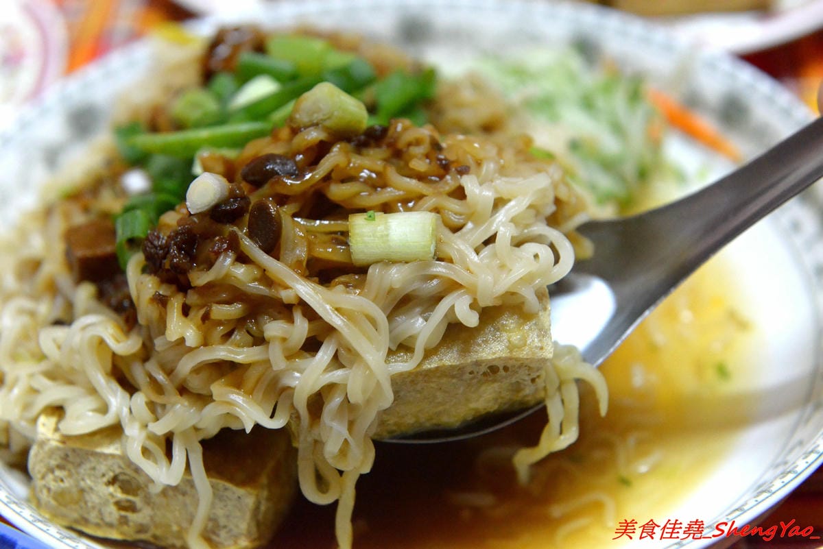[台中清水]來來臭豆腐二訪最新MENU – 地表最狂臭豆腐,新MENU臭豆腐一共多達25口味,布丁百香果臭豆腐、巧克力牛奶臭豆腐、炸醬王子麵臭豆腐等多種奇特口味徹底顛覆你的想像。多家美食媒體節