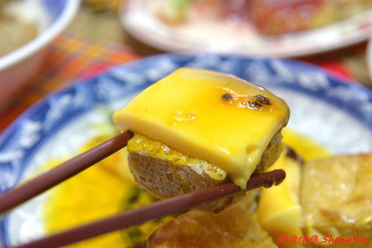 [台中清水]來來臭豆腐二訪最新MENU – 地表最狂臭豆腐,新MENU臭豆腐一共多達25口味,布丁百香果臭豆腐、巧克力牛奶臭豆腐、炸醬王子麵臭豆腐等多種奇特口味徹底顛覆你的想像。多家美食媒體節