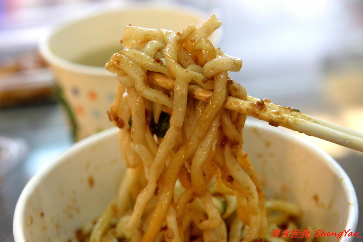 [台中西區]老八味乾拌麵 – 來自花蓮的人氣乾拌麵來台中展店,主打外省口味的乾拌麵,小菜豐富多樣化,價格非常經濟實惠,不論是乾拌麵、湯和小菜一律都35元、3樣算100元,7/23-7/28店家開幕優惠,每