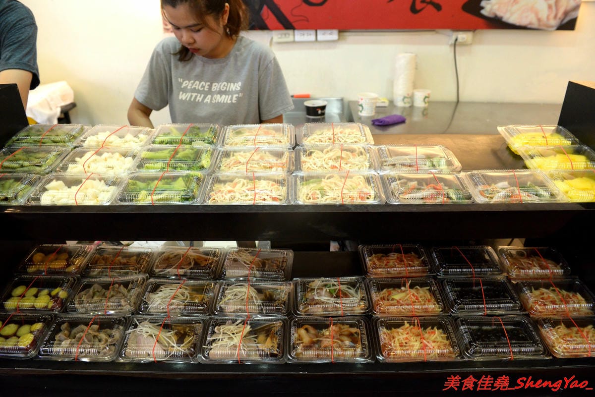 [台中西區]老八味乾拌麵 – 來自花蓮的人氣乾拌麵來台中展店,主打外省口味的乾拌麵,小菜豐富多樣化,價格非常經濟實惠,不論是乾拌麵、湯和小菜一律都35元、3樣算100元,7/23-7/28店家開幕優惠,每