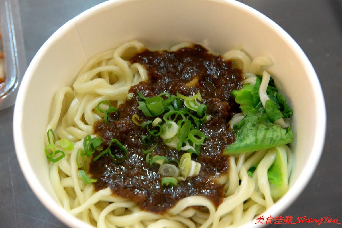 [台中西區]老八味乾拌麵 – 來自花蓮的人氣乾拌麵來台中展店,主打外省口味的乾拌麵,小菜豐富多樣化,價格非常經濟實惠,不論是乾拌麵、湯和小菜一律都35元、3樣算100元,7/23-7/28店家開幕優惠,每