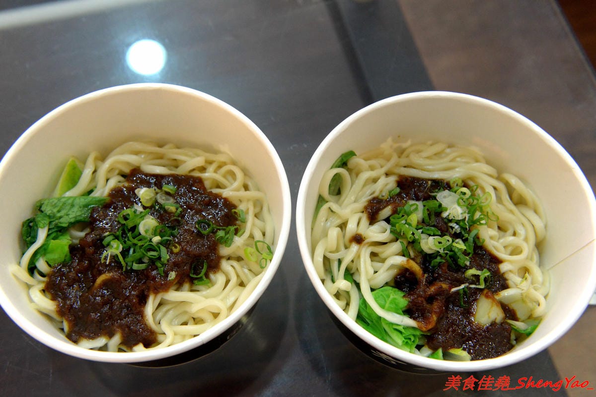 [台中西區]老八味乾拌麵 – 來自花蓮的人氣乾拌麵來台中展店,主打外省口味的乾拌麵,小菜豐富多樣化,價格非常經濟實惠,不論是乾拌麵、湯和小菜一律都35元、3樣算100元,7/23-7/28店家開幕優惠,每