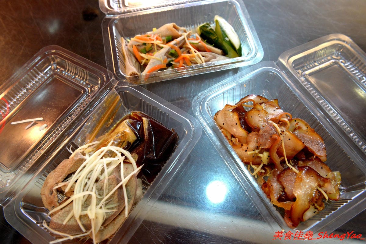 [台中西區]老八味乾拌麵 – 來自花蓮的人氣乾拌麵來台中展店,主打外省口味的乾拌麵,小菜豐富多樣化,價格非常經濟實惠,不論是乾拌麵、湯和小菜一律都35元、3樣算100元,7/23-7/28店家開幕優惠,每