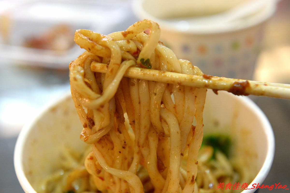 [台中西區]老八味乾拌麵 – 來自花蓮的人氣乾拌麵來台中展店,主打外省口味的乾拌麵,小菜豐富多樣化,價格非常經濟實惠,不論是乾拌麵、湯和小菜一律都35元、3樣算100元,7/23-7/28店家開幕優惠,每