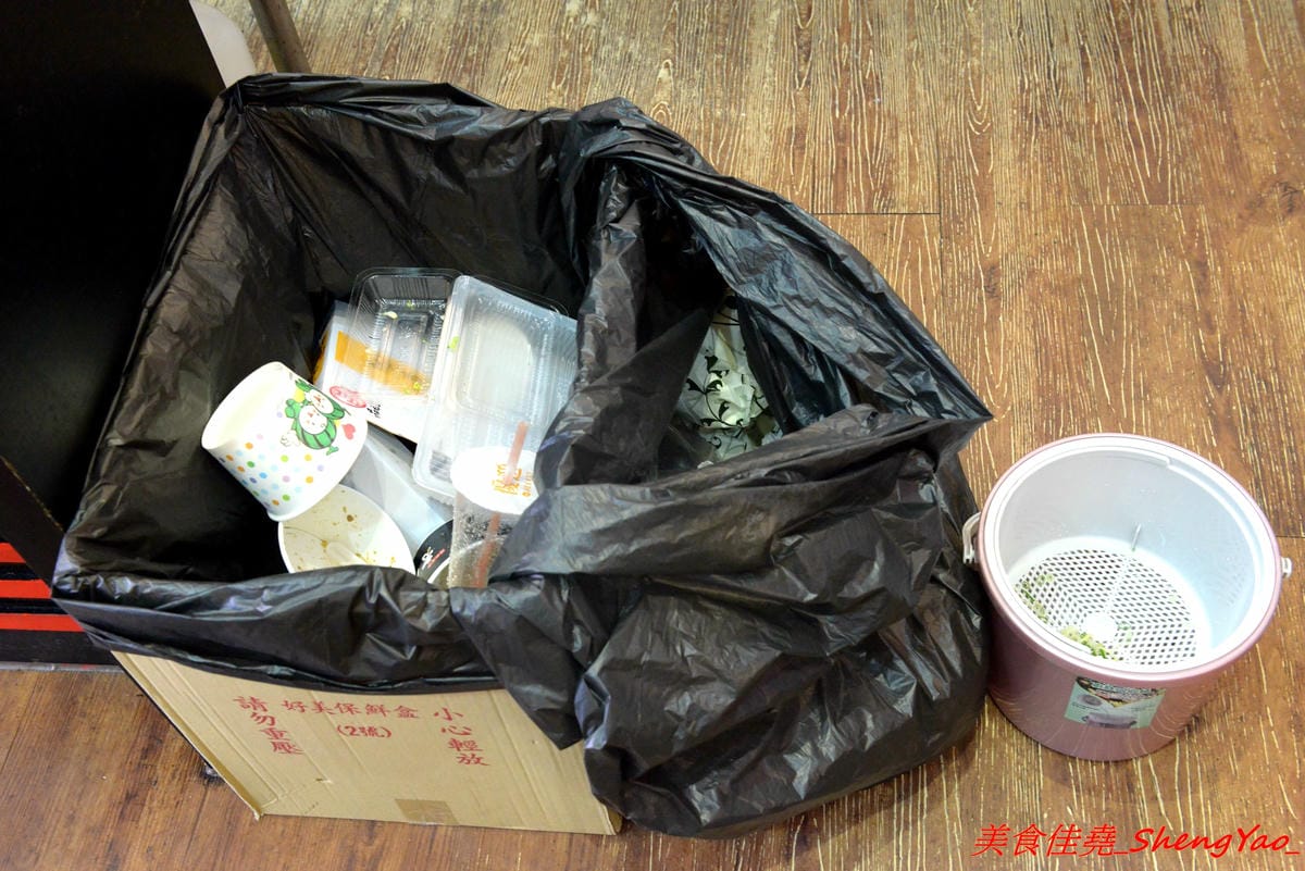 [台中西區]老八味乾拌麵 – 來自花蓮的人氣乾拌麵來台中展店,主打外省口味的乾拌麵,小菜豐富多樣化,價格非常經濟實惠,不論是乾拌麵、湯和小菜一律都35元、3樣算100元,7/23-7/28店家開幕優惠,每