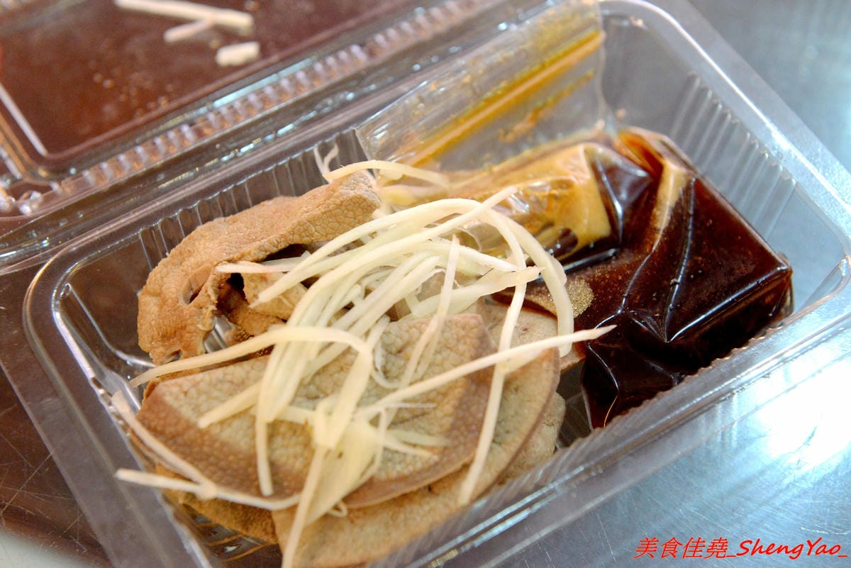 [台中西區]老八味乾拌麵 – 來自花蓮的人氣乾拌麵來台中展店,主打外省口味的乾拌麵,小菜豐富多樣化,價格非常經濟實惠,不論是乾拌麵、湯和小菜一律都35元、3樣算100元,7/23-7/28店家開幕優惠,每