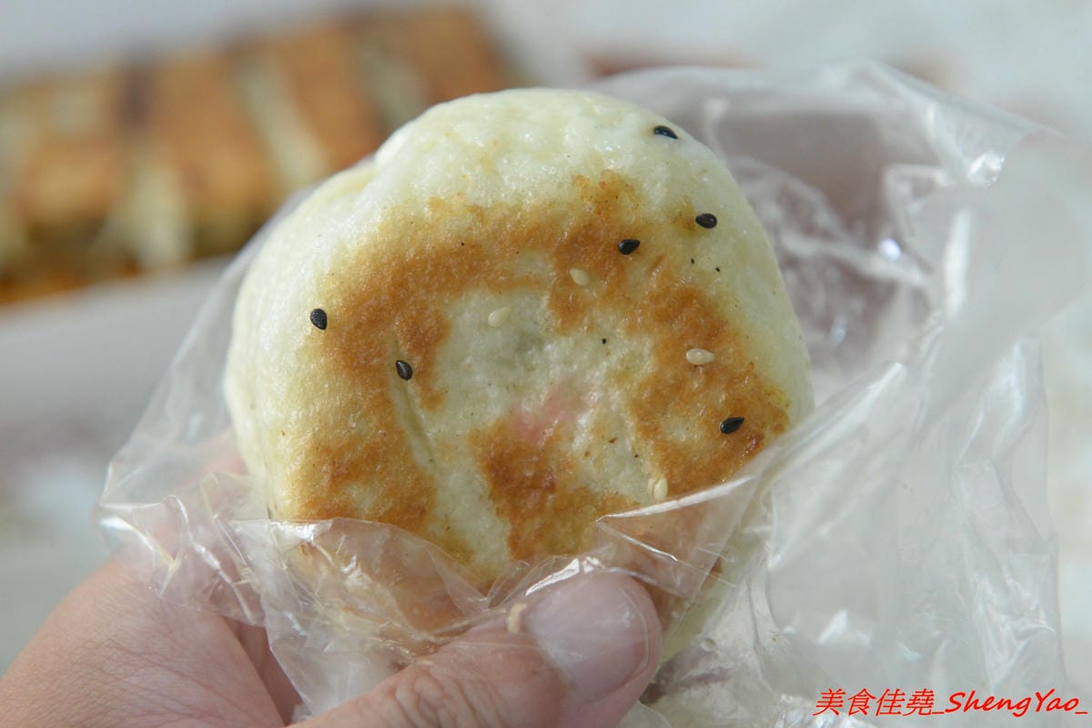 [台中沙鹿]上海珍香鍋貼 – 統一黃昏市場內的人氣鍋貼煎包攤,沙鹿在地內行人才知道,大推隱藏版小肉包,沾辣椒醬吃根本無敵好吃,建議一次最少買一盒,不然會吃得很不過癮。