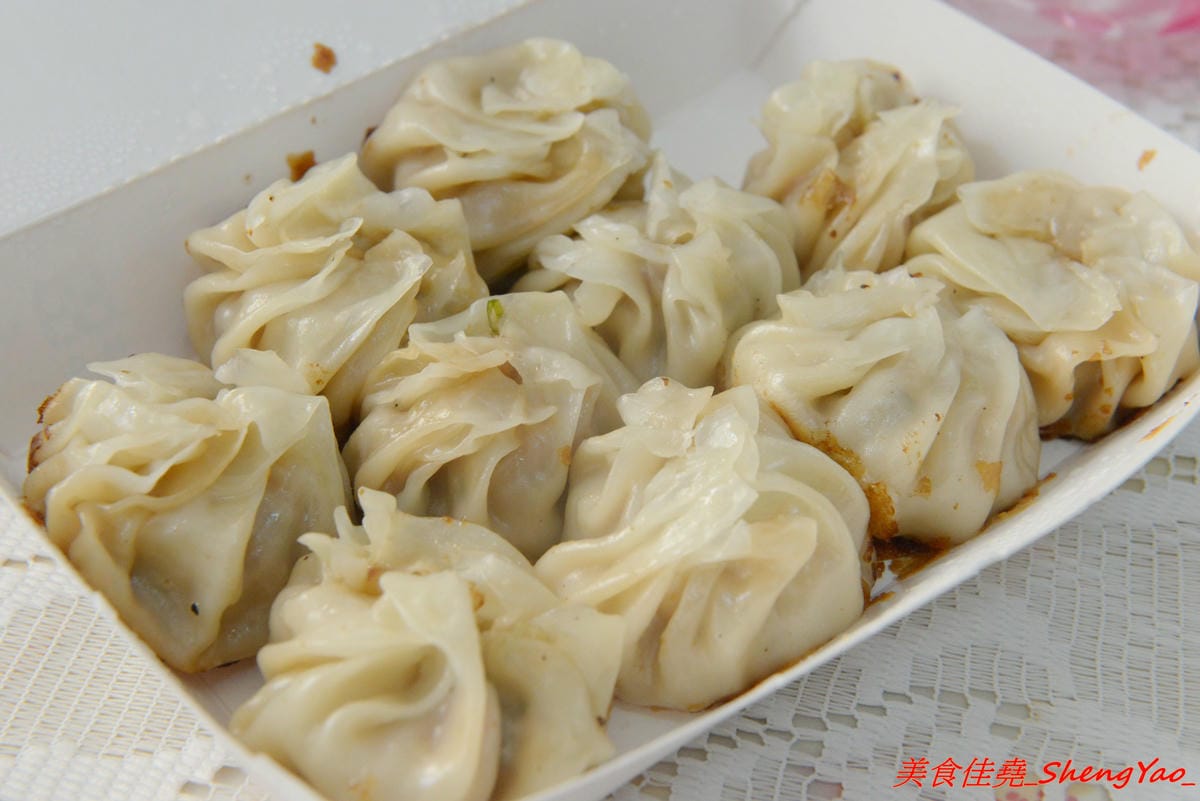 [台中沙鹿]上海珍香鍋貼 – 統一黃昏市場內的人氣鍋貼煎包攤,沙鹿在地內行人才知道,大推隱藏版小肉包,沾辣椒醬吃根本無敵好吃,建議一次最少買一盒,不然會吃得很不過癮。