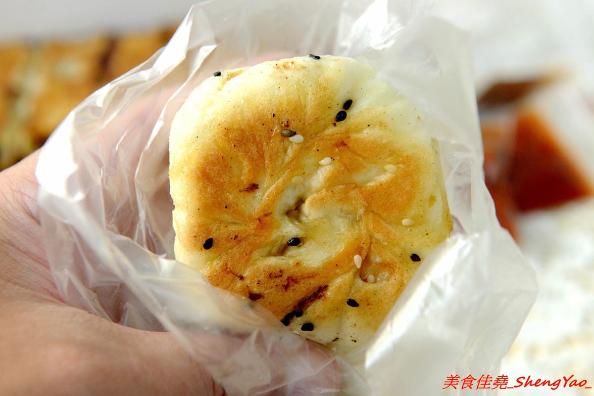 [台中沙鹿]上海珍香鍋貼 – 統一黃昏市場內的人氣鍋貼煎包攤,沙鹿在地內行人才知道,大推隱藏版小肉包,沾辣椒醬吃根本無敵好吃,建議一次最少買一盒,不然會吃得很不過癮。