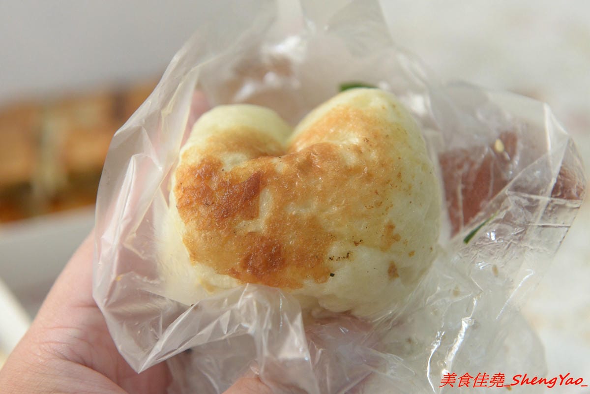 [台中沙鹿]上海珍香鍋貼 – 統一黃昏市場內的人氣鍋貼煎包攤,沙鹿在地內行人才知道,大推隱藏版小肉包,沾辣椒醬吃根本無敵好吃,建議一次最少買一盒,不然會吃得很不過癮。