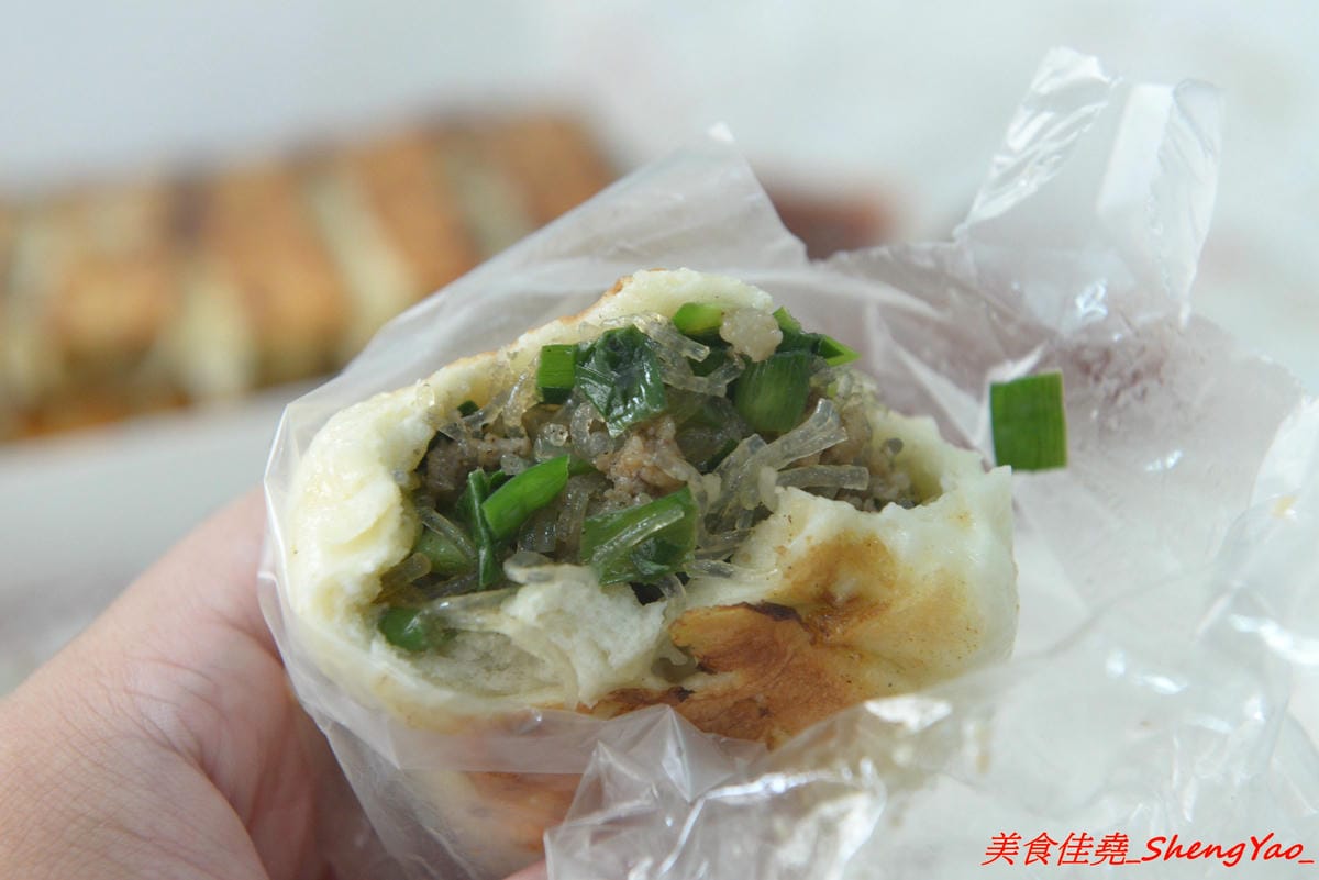 [台中沙鹿]上海珍香鍋貼 – 統一黃昏市場內的人氣鍋貼煎包攤,沙鹿在地內行人才知道,大推隱藏版小肉包,沾辣椒醬吃根本無敵好吃,建議一次最少買一盒,不然會吃得很不過癮。