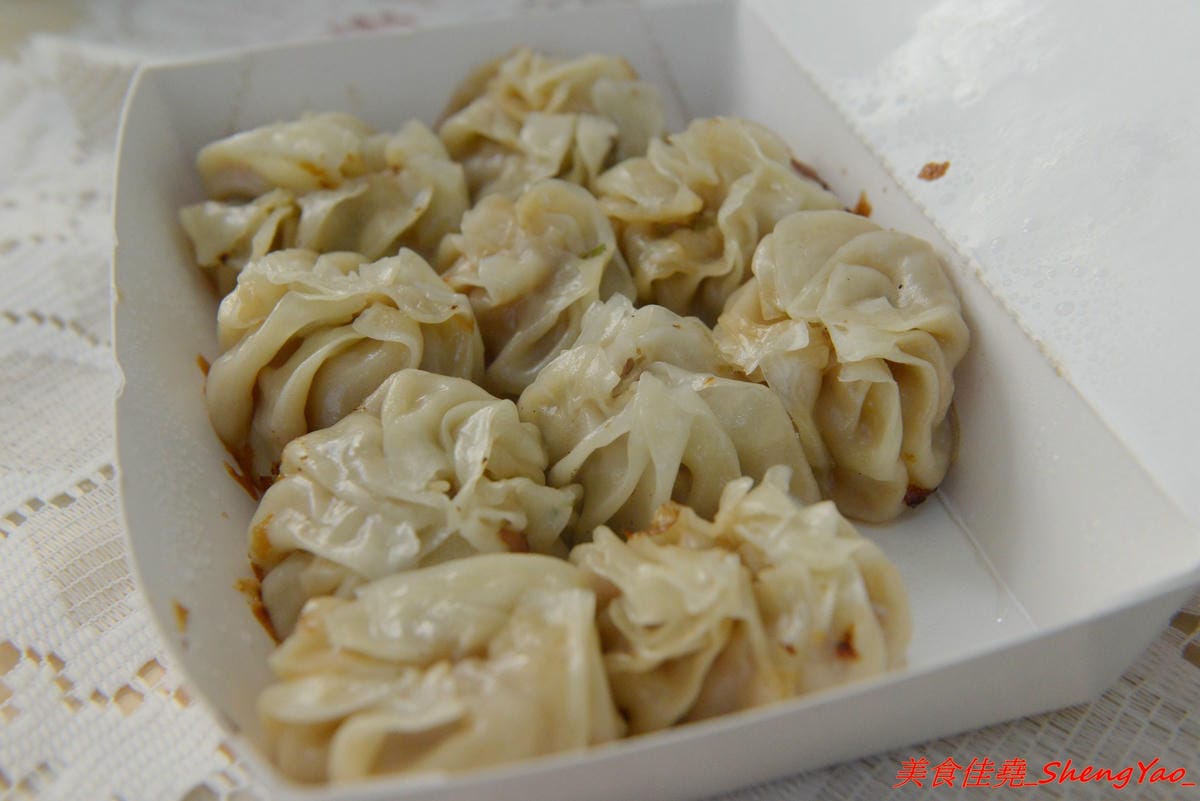 [台中沙鹿]上海珍香鍋貼 – 統一黃昏市場內的人氣鍋貼煎包攤,沙鹿在地內行人才知道,大推隱藏版小肉包,沾辣椒醬吃根本無敵好吃,建議一次最少買一盒,不然會吃得很不過癮。