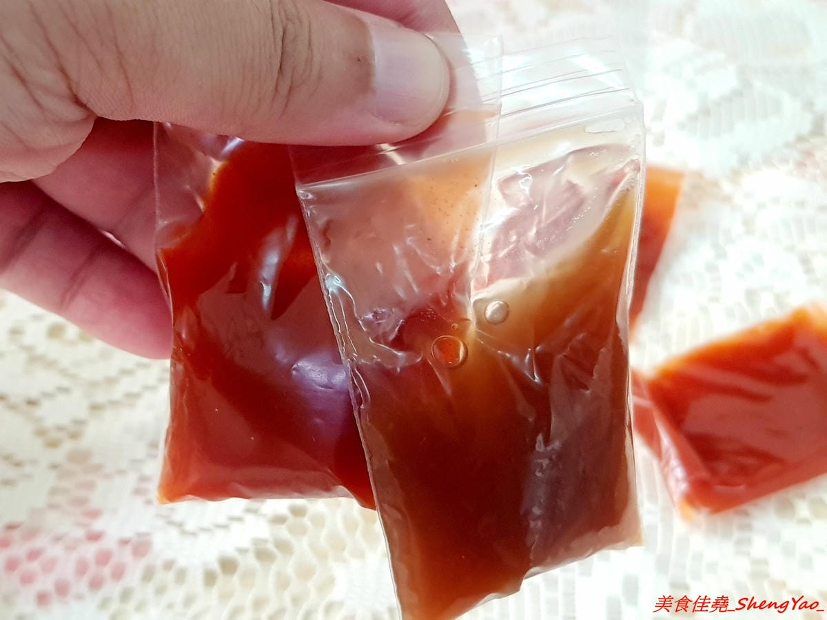 [台中沙鹿]上海珍香鍋貼 – 統一黃昏市場內的人氣鍋貼煎包攤,沙鹿在地內行人才知道,大推隱藏版小肉包,沾辣椒醬吃根本無敵好吃,建議一次最少買一盒,不然會吃得很不過癮。
