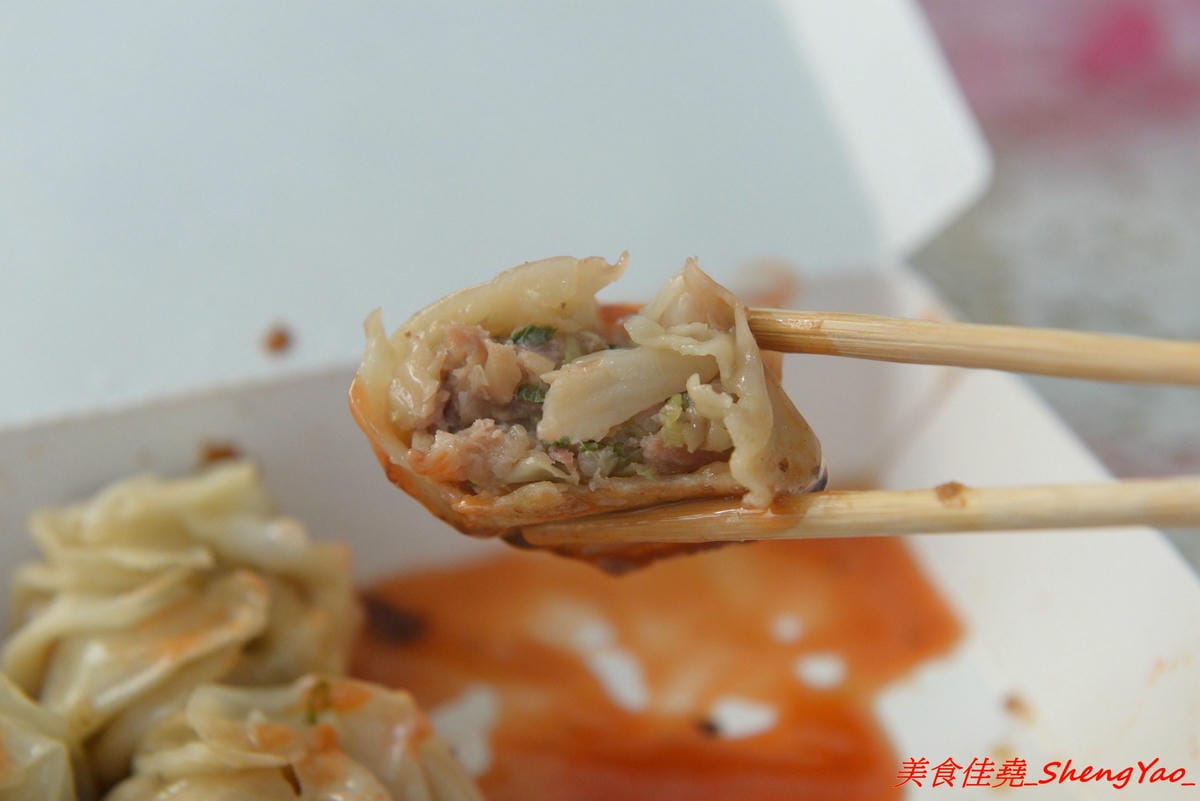 [台中沙鹿]上海珍香鍋貼 – 統一黃昏市場內的人氣鍋貼煎包攤,沙鹿在地內行人才知道,大推隱藏版小肉包,沾辣椒醬吃根本無敵好吃,建議一次最少買一盒,不然會吃得很不過癮。