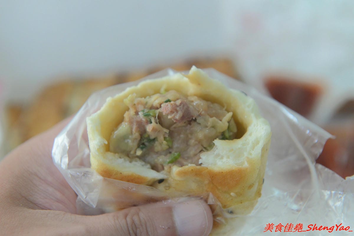 [台中沙鹿]上海珍香鍋貼 – 統一黃昏市場內的人氣鍋貼煎包攤,沙鹿在地內行人才知道,大推隱藏版小肉包,沾辣椒醬吃根本無敵好吃,建議一次最少買一盒,不然會吃得很不過癮。