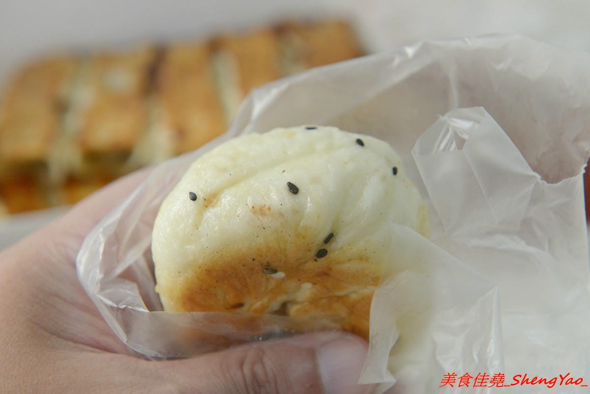 [台中沙鹿]上海珍香鍋貼 – 統一黃昏市場內的人氣鍋貼煎包攤,沙鹿在地內行人才知道,大推隱藏版小肉包,沾辣椒醬吃根本無敵好吃,建議一次最少買一盒,不然會吃得很不過癮。