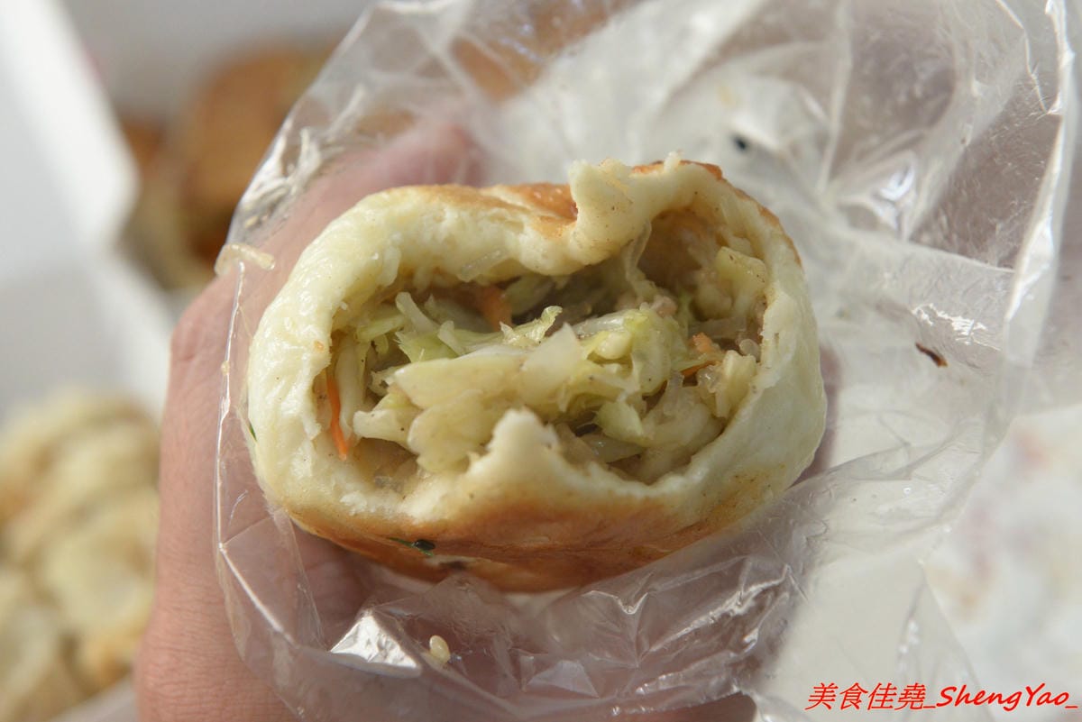 [台中沙鹿]上海珍香鍋貼 – 統一黃昏市場內的人氣鍋貼煎包攤,沙鹿在地內行人才知道,大推隱藏版小肉包,沾辣椒醬吃根本無敵好吃,建議一次最少買一盒,不然會吃得很不過癮。
