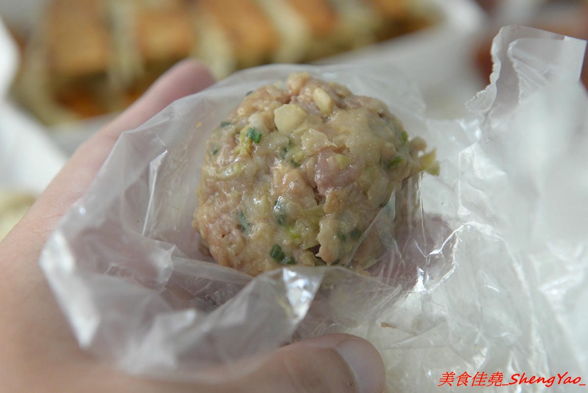 [台中沙鹿]上海珍香鍋貼 – 統一黃昏市場內的人氣鍋貼煎包攤,沙鹿在地內行人才知道,大推隱藏版小肉包,沾辣椒醬吃根本無敵好吃,建議一次最少買一盒,不然會吃得很不過癮。