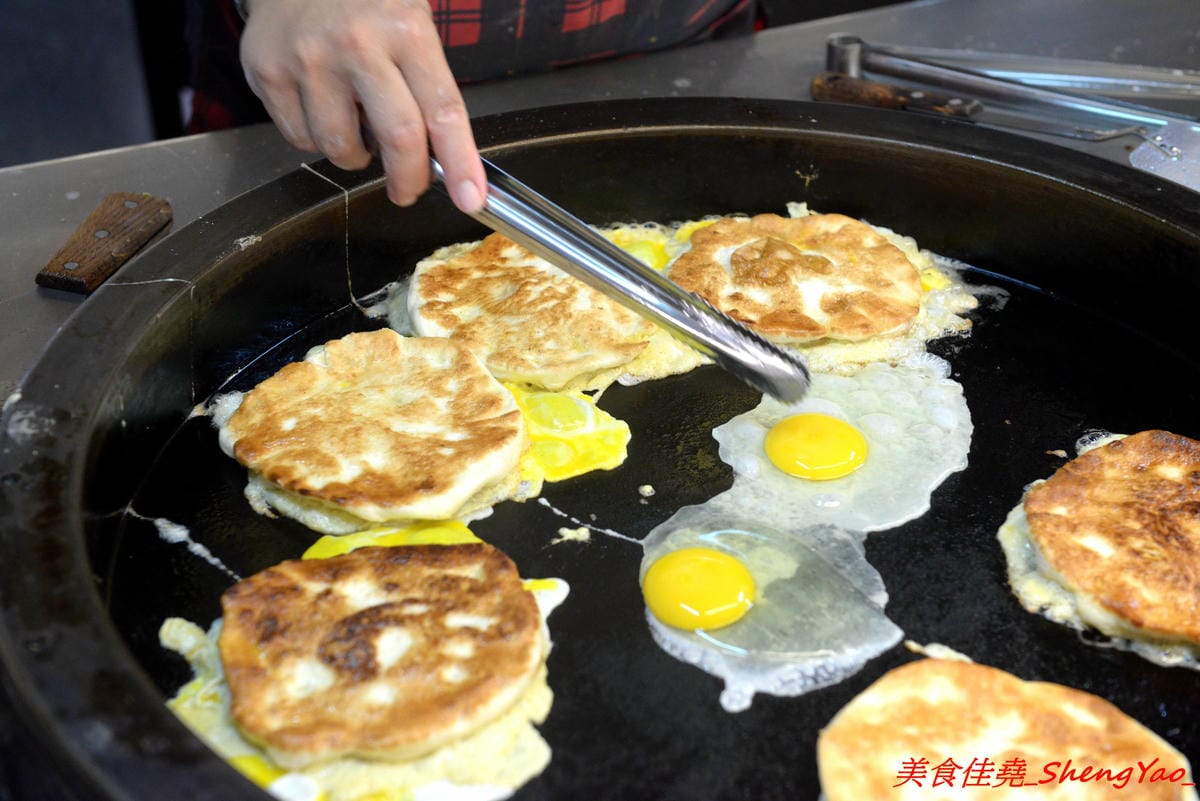 [台中沙鹿]上海珍香鍋貼 – 統一黃昏市場內的人氣鍋貼煎包攤,沙鹿在地內行人才知道,大推隱藏版小肉包,沾辣椒醬吃根本無敵好吃,建議一次最少買一盒,不然會吃得很不過癮。