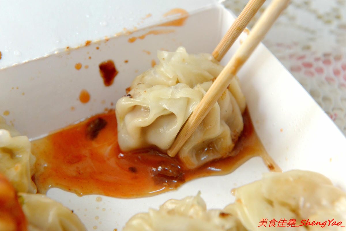 [台中沙鹿]上海珍香鍋貼 – 統一黃昏市場內的人氣鍋貼煎包攤,沙鹿在地內行人才知道,大推隱藏版小肉包,沾辣椒醬吃根本無敵好吃,建議一次最少買一盒,不然會吃得很不過癮。