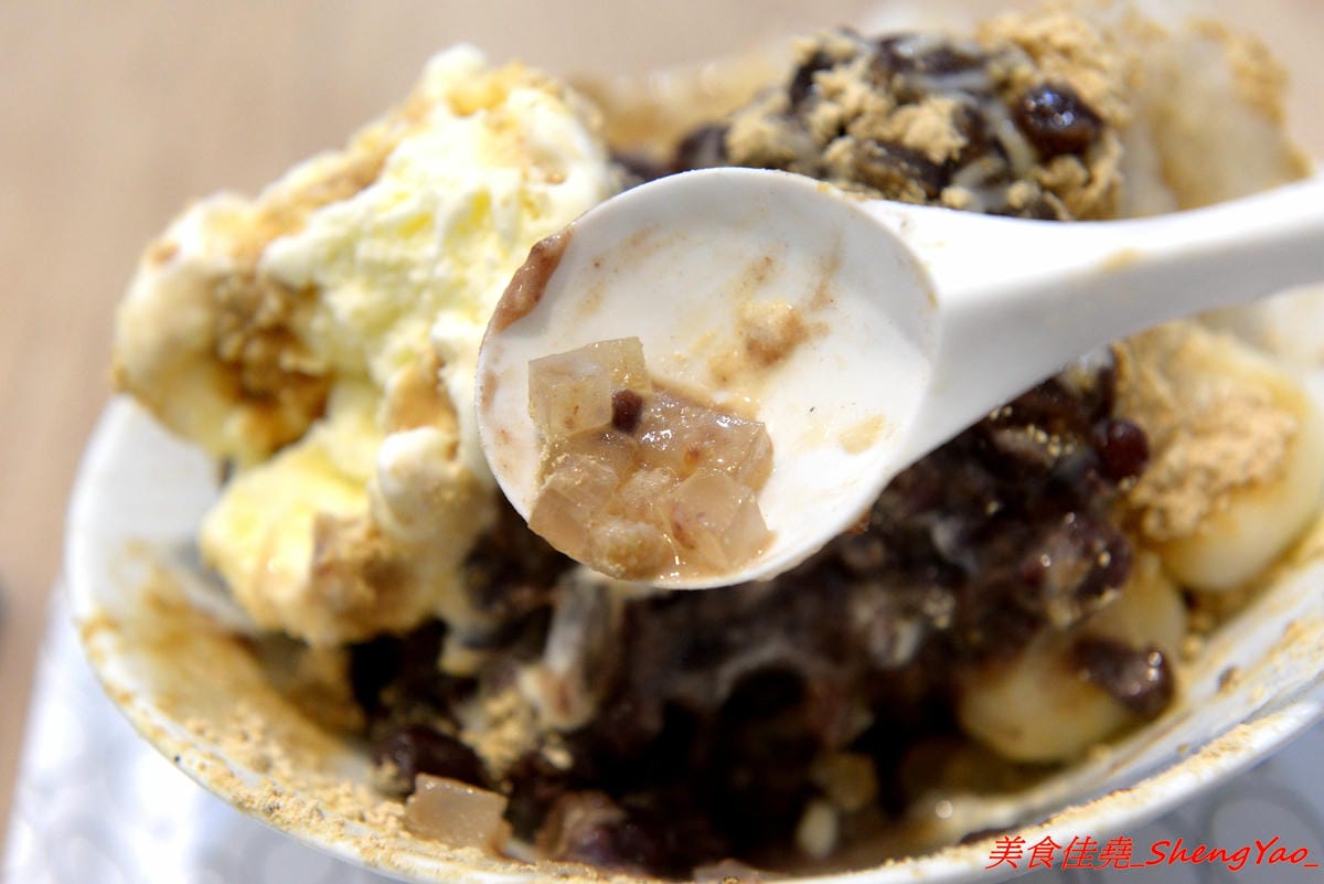 [台中南屯]三個味 – 外島金門開上來的冰店,主打淋醬日式刨冰,醬和配料幾乎都是店家自製,口味有特色,料多實在又好吃,價格不會貴。