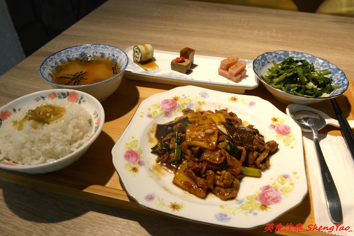 [台中西區]馨苑 – “膳馨”相關新品牌餐廳,不只有好吃台菜料理還有咖啡和手作甜點,主打套餐式台菜料理,一個人也能輕鬆吃台菜,東西好吃,店員服務態度親切,環境靜謐舒適,價位不貴且不收服務費