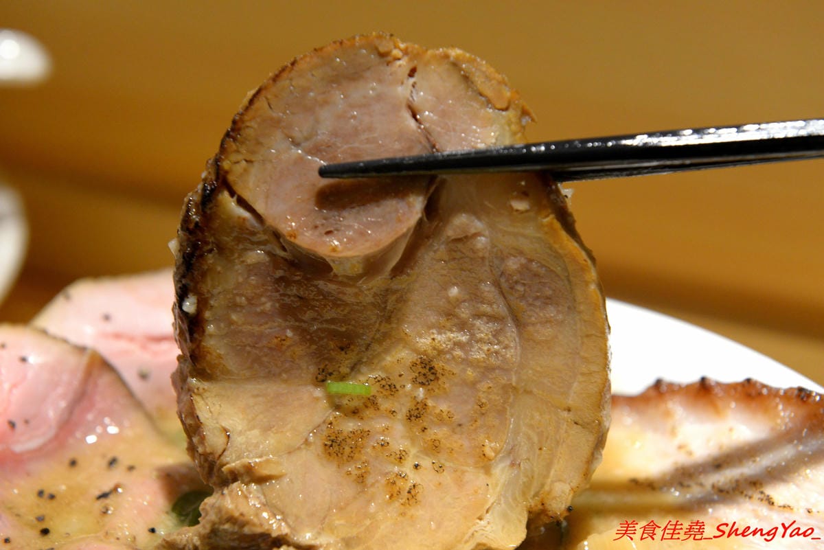 [台中西區]東京醬油拉麵超極丸 – 台北知名拉麵店師傅出來開的拉麵店,濃湯湯頭濃厚重口味,叉燒是低溫烹調處理,食肉族大推特製SP拉麵有三種叉燒肉,細麵和清湯湯頭都可以無限續加。