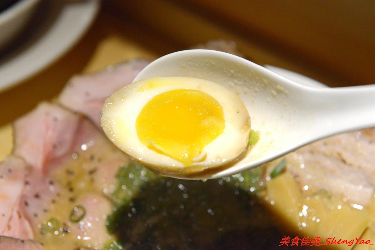 [台中西區]東京醬油拉麵超極丸 – 台北知名拉麵店師傅出來開的拉麵店,濃湯湯頭濃厚重口味,叉燒是低溫烹調處理,食肉族大推特製SP拉麵有三種叉燒肉,細麵和清湯湯頭都可以無限續加。