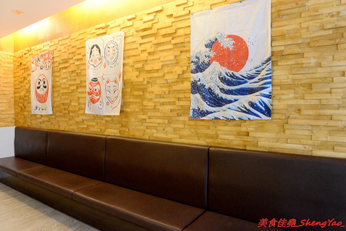 [台中西區]東京醬油拉麵超極丸 – 台北知名拉麵店師傅出來開的拉麵店,濃湯湯頭濃厚重口味,叉燒是低溫烹調處理,食肉族大推特製SP拉麵有三種叉燒肉,細麵和清湯湯頭都可以無限續加。