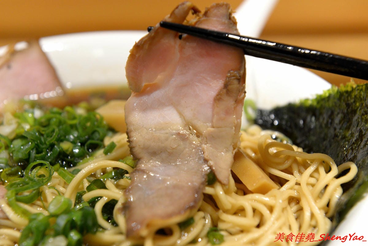 [台中西區]東京醬油拉麵超極丸 – 台北知名拉麵店師傅出來開的拉麵店,濃湯湯頭濃厚重口味,叉燒是低溫烹調處理,食肉族大推特製SP拉麵有三種叉燒肉,細麵和清湯湯頭都可以無限續加。