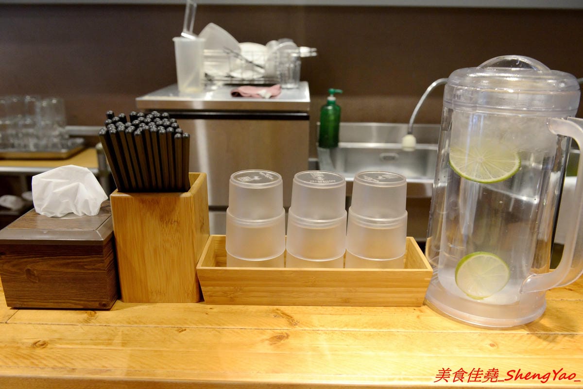 [台中西區]東京醬油拉麵超極丸 – 台北知名拉麵店師傅出來開的拉麵店,濃湯湯頭濃厚重口味,叉燒是低溫烹調處理,食肉族大推特製SP拉麵有三種叉燒肉,細麵和清湯湯頭都可以無限續加。