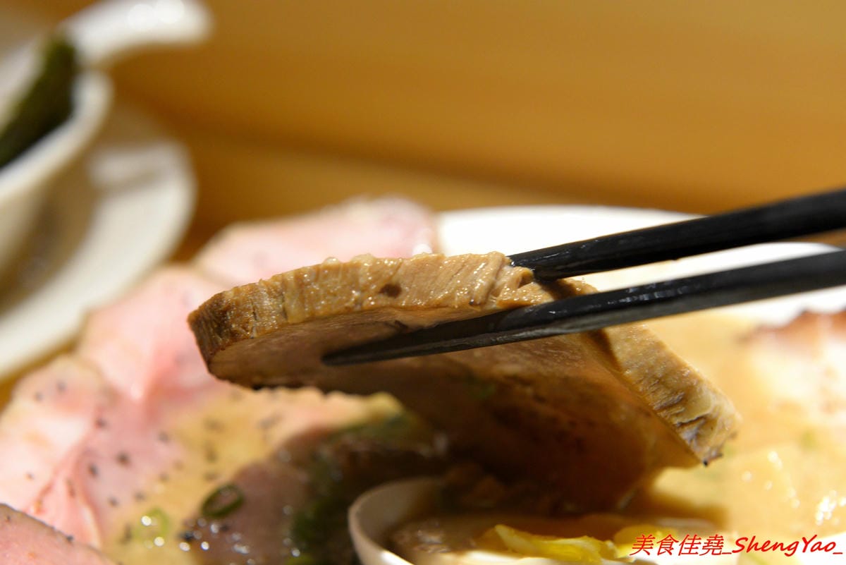 [台中西區]東京醬油拉麵超極丸 – 台北知名拉麵店師傅出來開的拉麵店,濃湯湯頭濃厚重口味,叉燒是低溫烹調處理,食肉族大推特製SP拉麵有三種叉燒肉,細麵和清湯湯頭都可以無限續加。