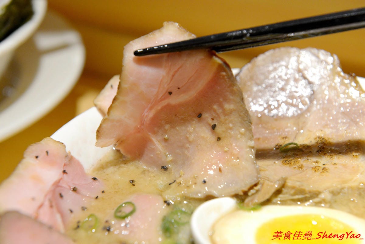 [台中西區]東京醬油拉麵超極丸 – 台北知名拉麵店師傅出來開的拉麵店,濃湯湯頭濃厚重口味,叉燒是低溫烹調處理,食肉族大推特製SP拉麵有三種叉燒肉,細麵和清湯湯頭都可以無限續加。