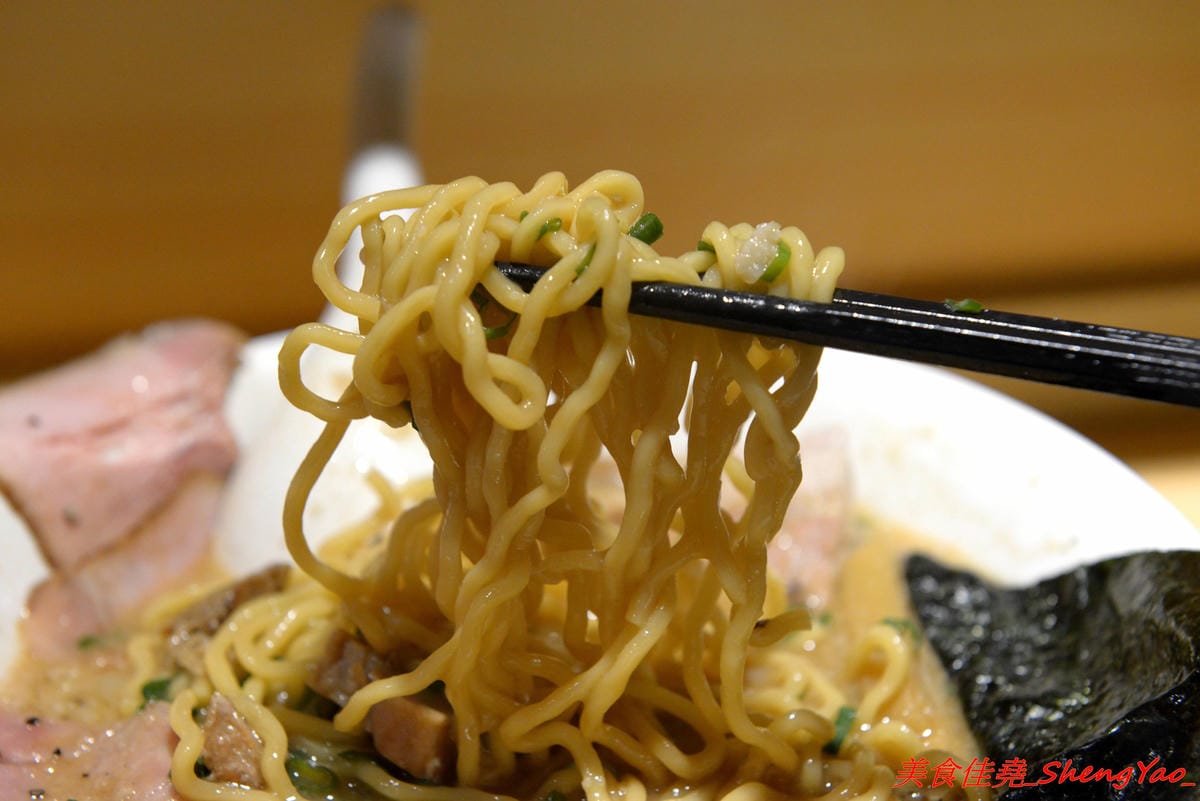 [台中西區]東京醬油拉麵超極丸 – 台北知名拉麵店師傅出來開的拉麵店,濃湯湯頭濃厚重口味,叉燒是低溫烹調處理,食肉族大推特製SP拉麵有三種叉燒肉,細麵和清湯湯頭都可以無限續加。