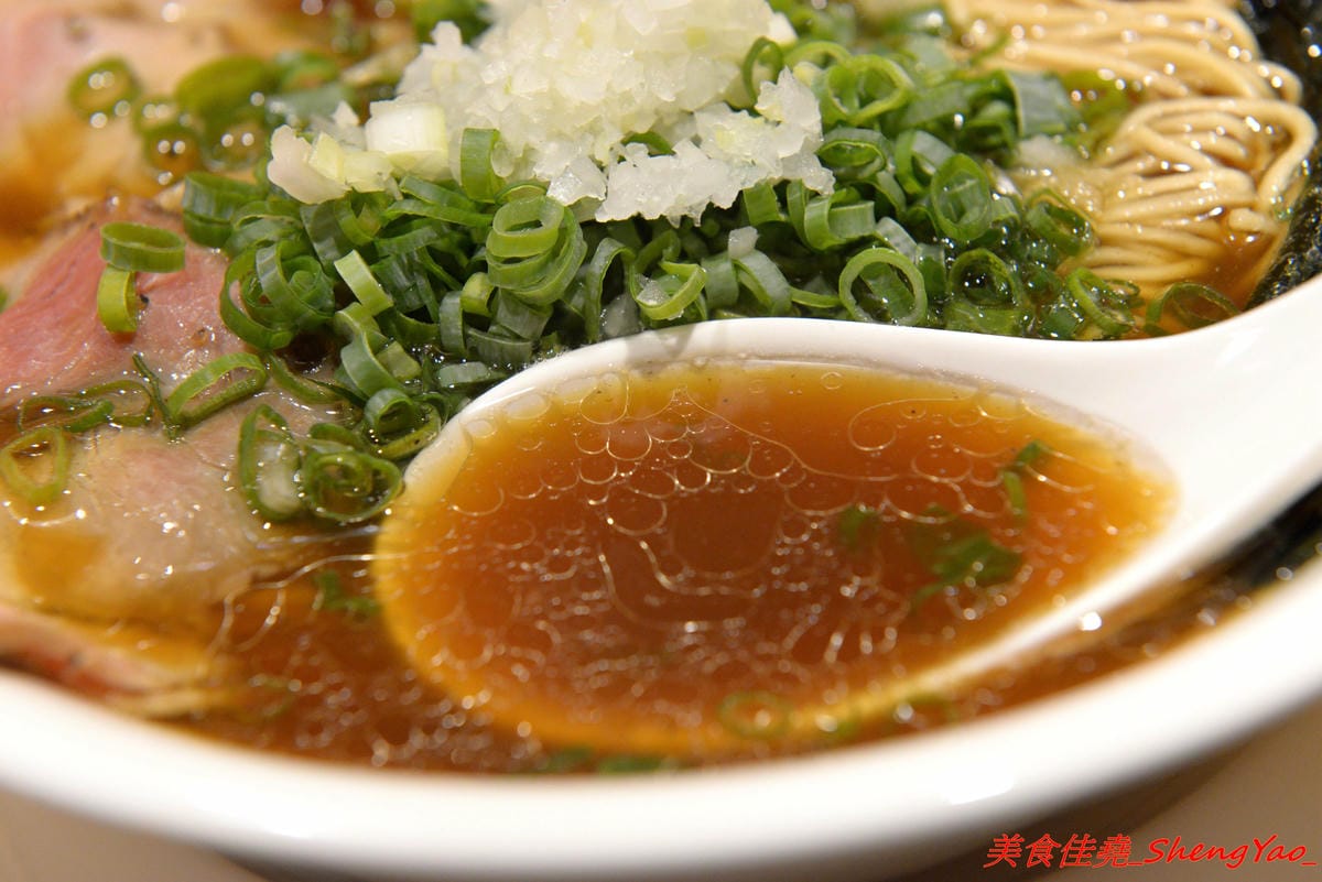 [台中西區]東京醬油拉麵超極丸 – 台北知名拉麵店師傅出來開的拉麵店,濃湯湯頭濃厚重口味,叉燒是低溫烹調處理,食肉族大推特製SP拉麵有三種叉燒肉,細麵和清湯湯頭都可以無限續加。